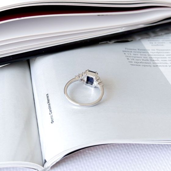 Срібна каблучка з сапфіром 1.947ct, фіанітами