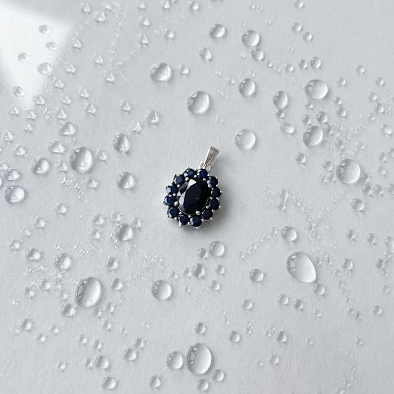 Silver pendant with a 5.58-carat sapphire