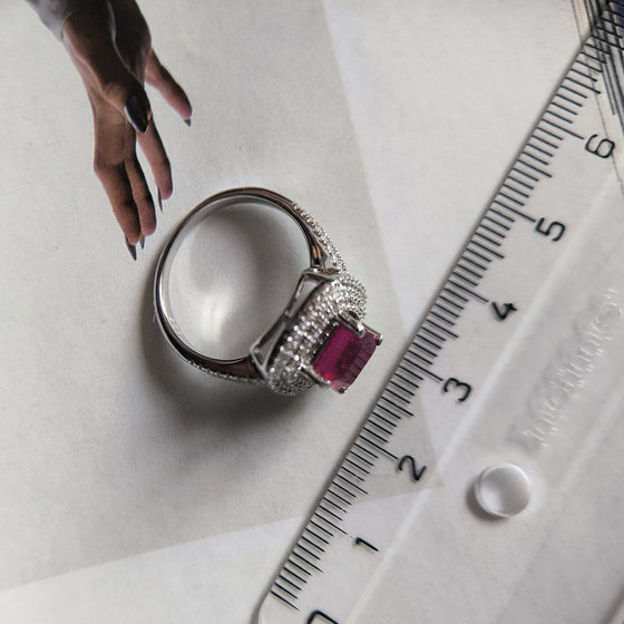 Серебряное кольцо с рубином 3.673ct, фианитами