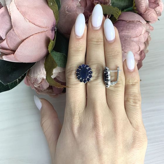 Silver earrings with a 11.277-carat sapphire