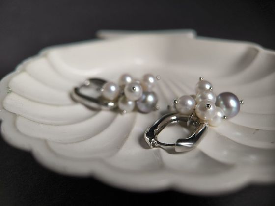 Silver earrings with pearls