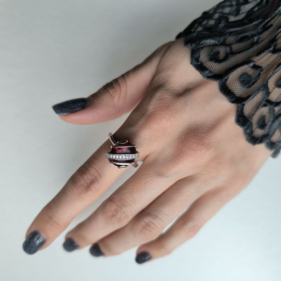 Серебряное кольцо с гранатом 4.055ct