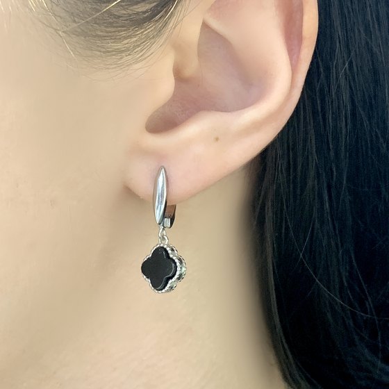 Silver earrings with onyx