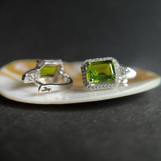 Silver earrings with chrysolite