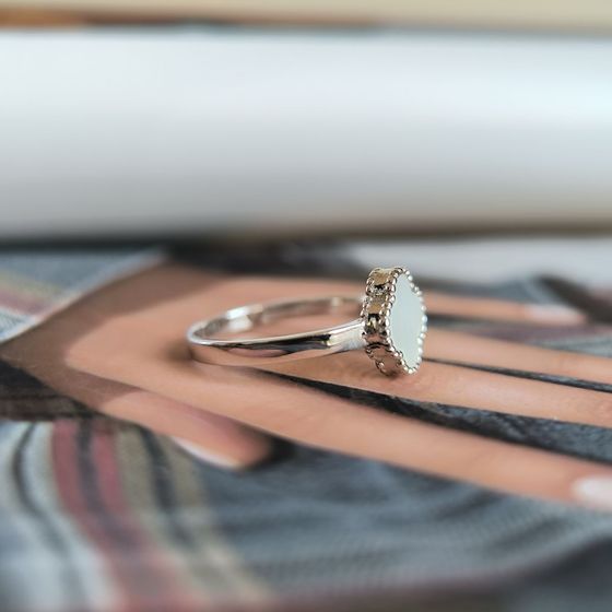 Серебряное кольцо с перламутром