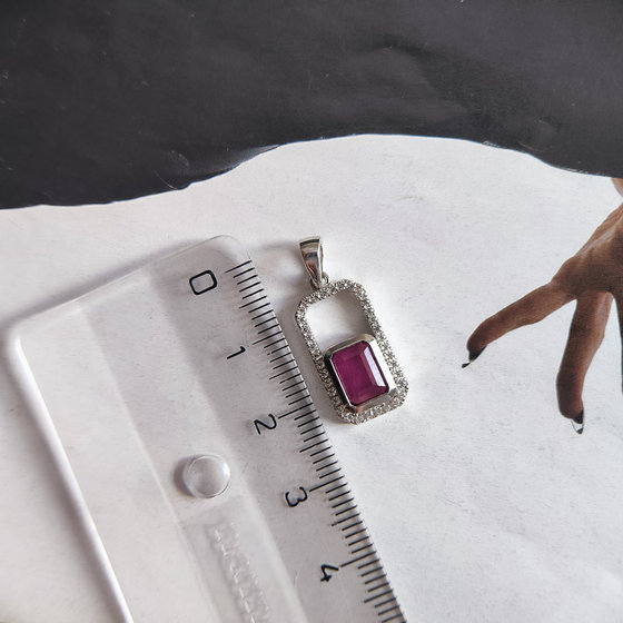 Серебряная подвеска с рубином 1.736ct, фианитами