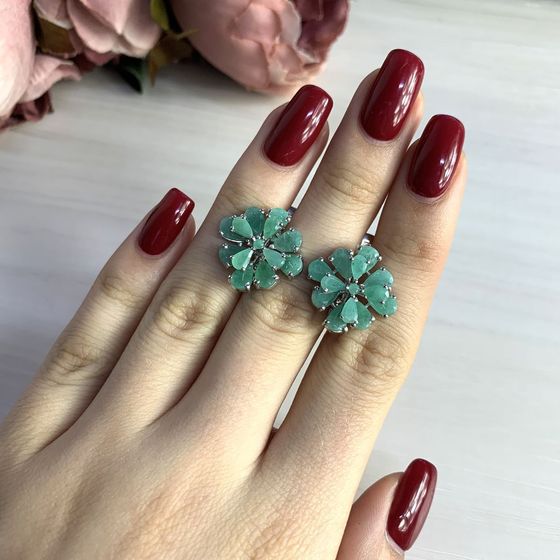 Silver earrings with a 3.901-carat emerald
