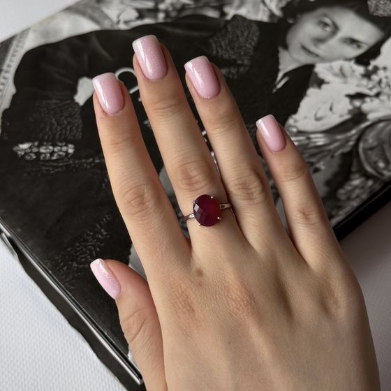 Silver ring with a 5.33-carat ruby
