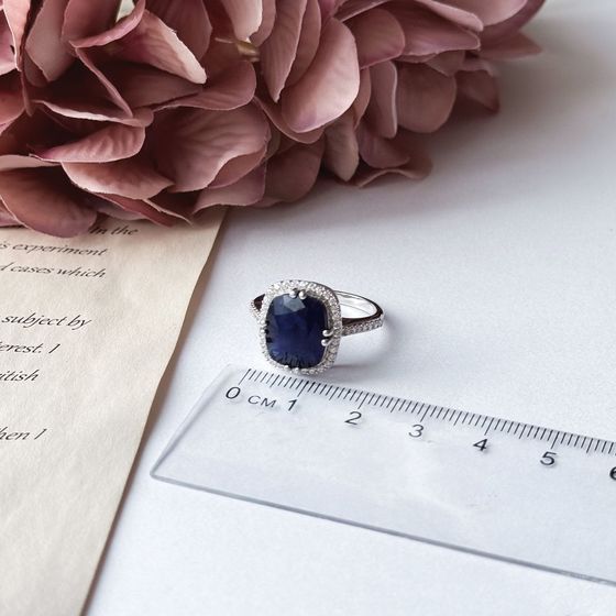 Срібна каблучка з сапфіром 7.803ct, фіанітами