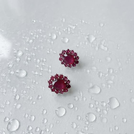Silver earrings with a 5.388-carat ruby