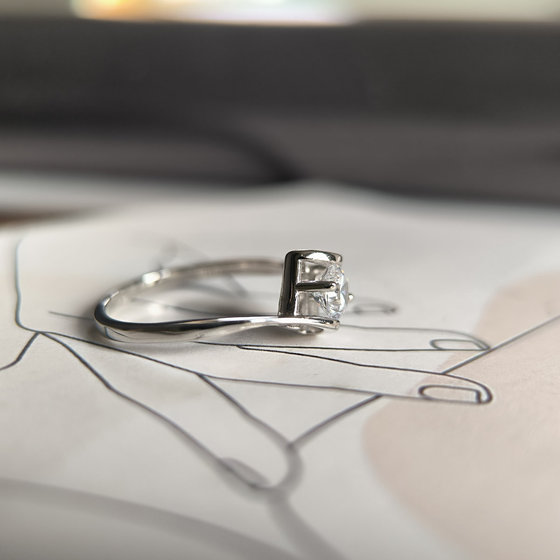 Серебряное кольцо с фианитами