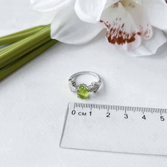 Silver ring with chrysolite 4.177ct, phianites