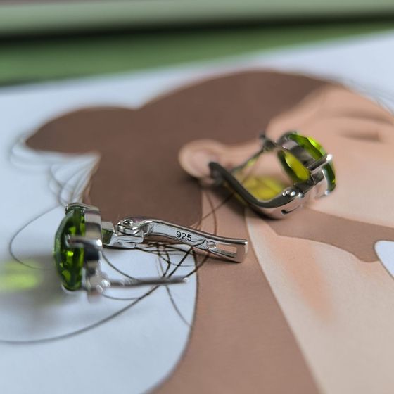 Silver earrings with a 4.675-carat chrysolite