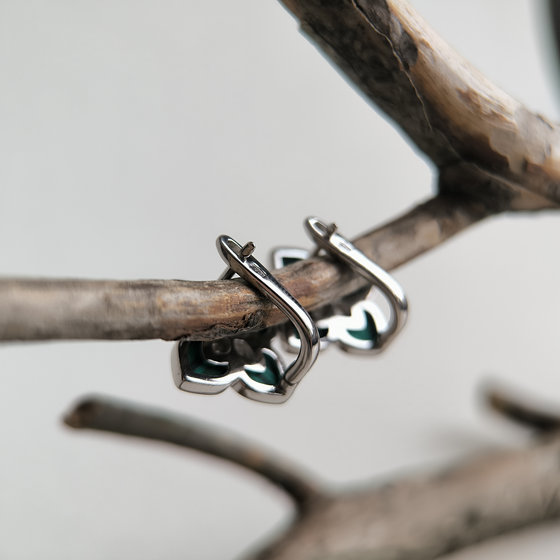 Серебряные серьги с малахитом, фианитами