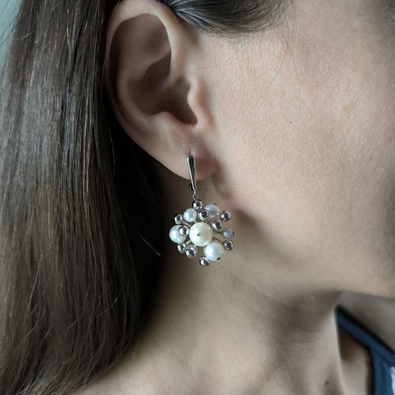Silver earrings with pearls