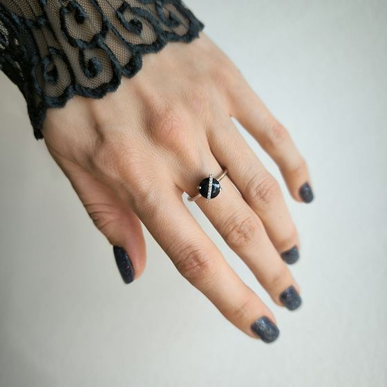 Серебряное кольцо с сапфиром 2.732ct, фианитами