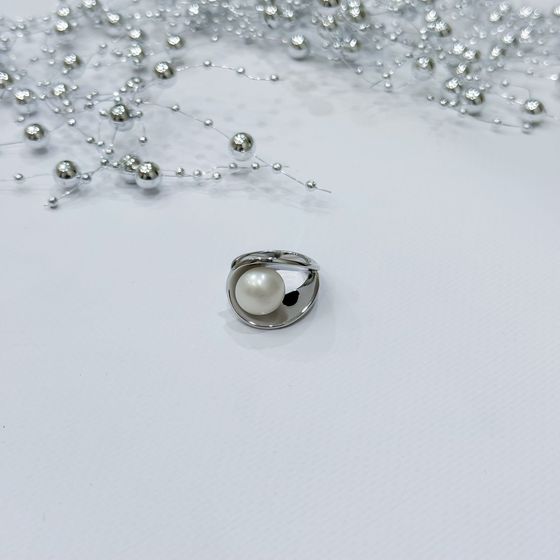 Silver ring with pearls