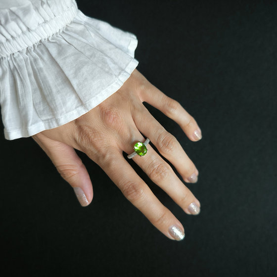 Silver ring with a 2.523ct chrysolite and cubic zirconia