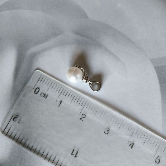 Silver pendant with pearls, fianites