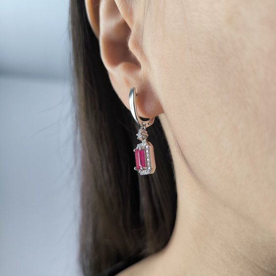 Серебряные серьги с рубином 3.754ct, фианитами