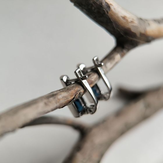 Серебряные серьги с сапфиром nano 1.943ct, фианитами