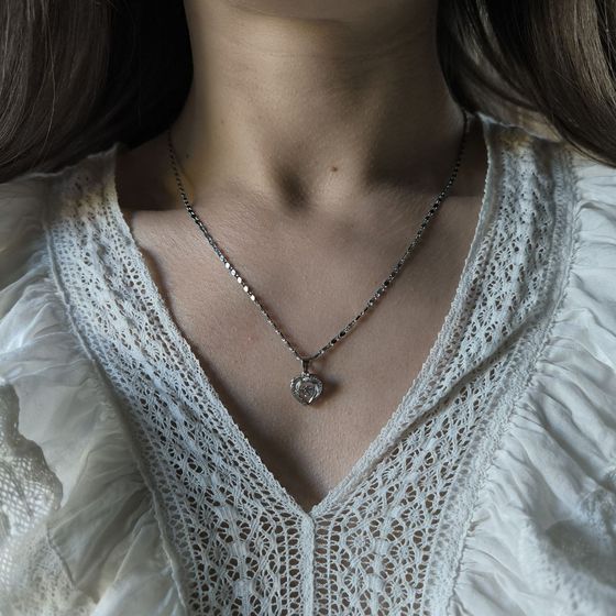 Silver pendant with phianites