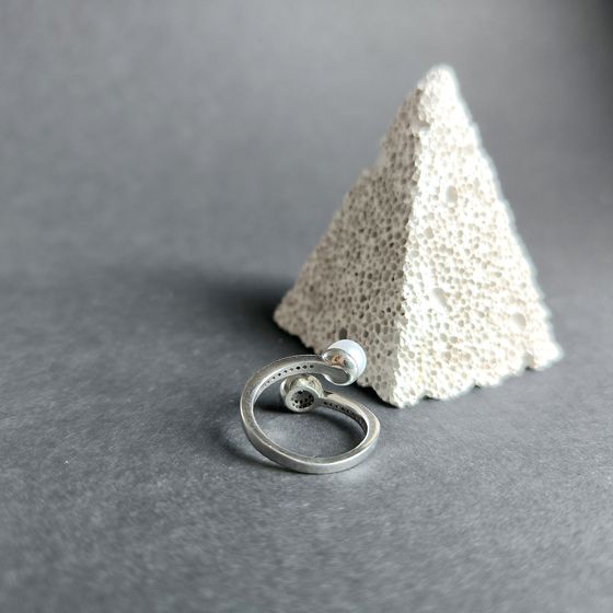 Серебряное кольцо с жемчугом, фианитами