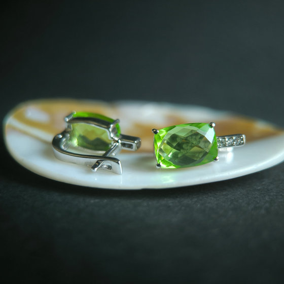 Серебряные серьги с хризолітом 6.28ct