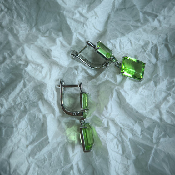 Silver earrings with a 7.54-carat chrysolite