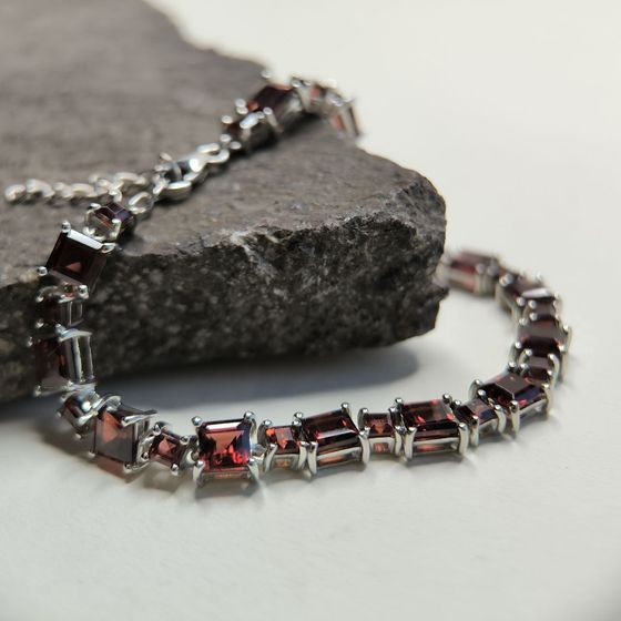 Серебряный браслет с гранатом 14.717ct