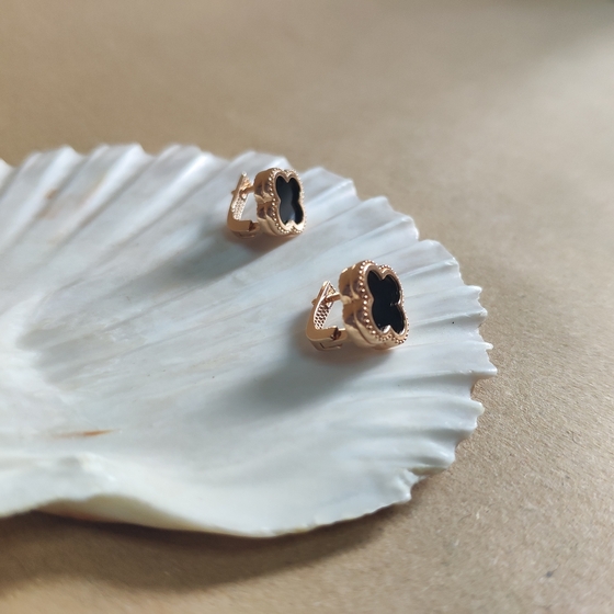 Золотые серьги с ониксом