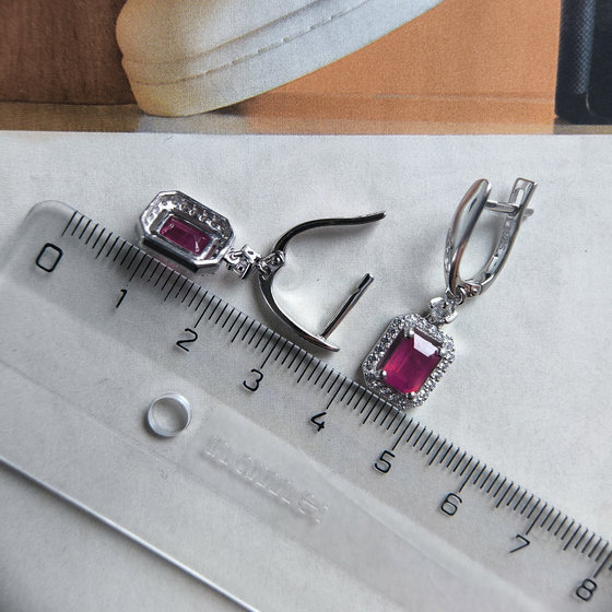 Серебряные серьги с рубином 3.754ct, фианитами