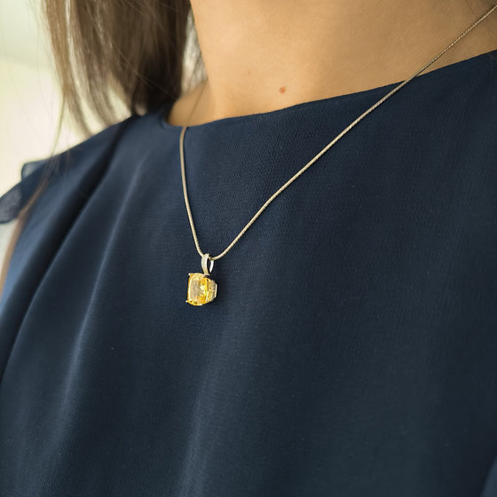 Silver pendant with cubic zirconia