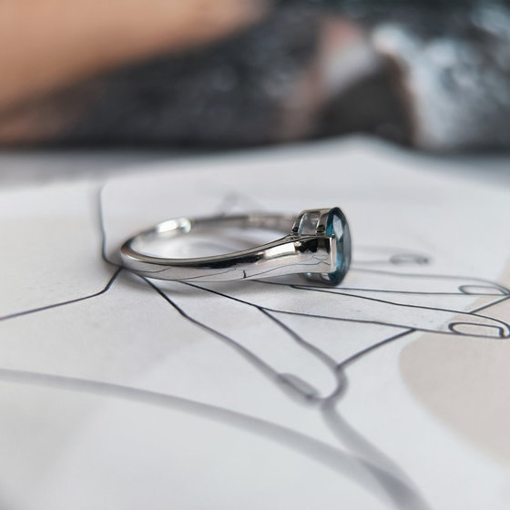 Серебряное кольцо с топазом Лондон Блю 0.832ct