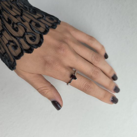 Серебряное кольцо с гранатом