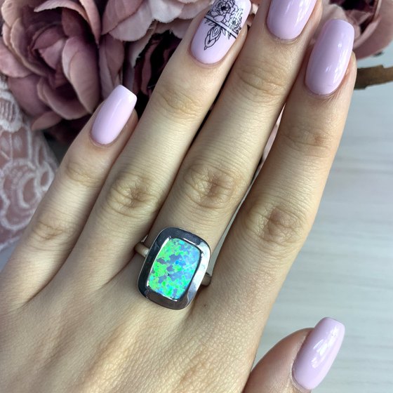 Silver ring with a 2.542-carat opal