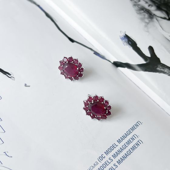 Silver earrings with a 5.388-carat ruby