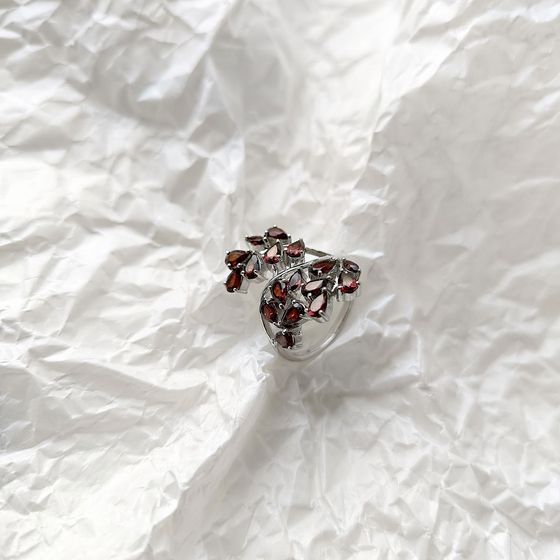 Серебряное кольцо с гранатом 4.117ct