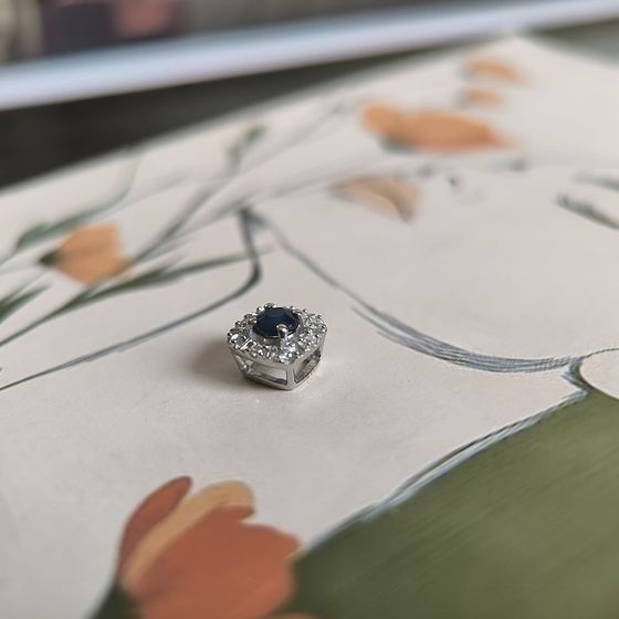 Срібна підвіска з сапфіром 0.48ct, фіанітами