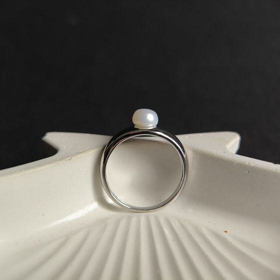 Silver ring with pearls