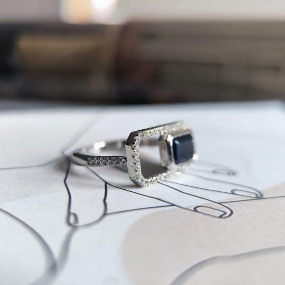 Серебряное кольцо с сапфиром 1.735ct, фианитами