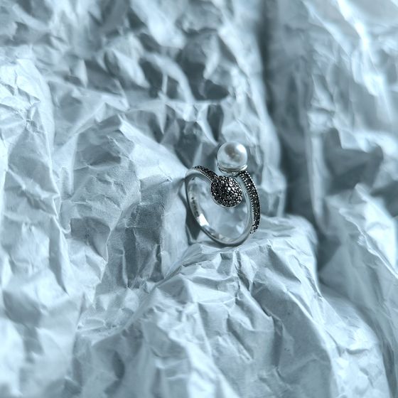 Серебряное кольцо с жемчугом, фианитами