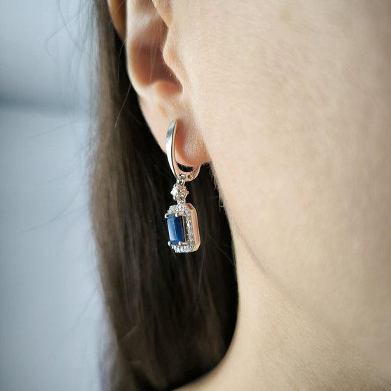 Серебряные серьги с сапфиром 3.628ct, фианитами