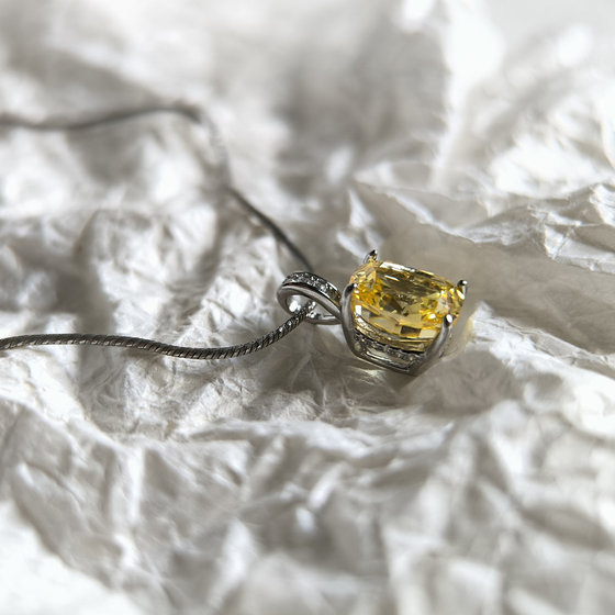 Silver pendant with cubic zirconia