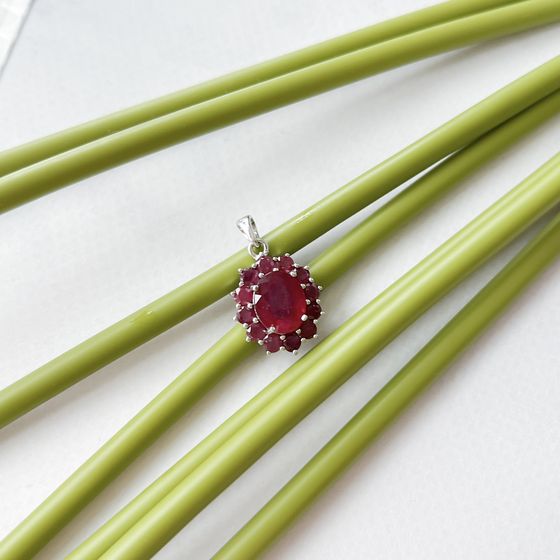 Silver pendant with a 5.388-carat ruby