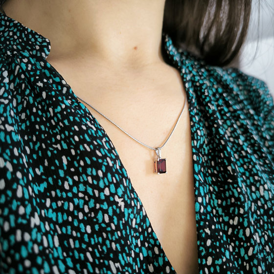 Серебряная подвеска с гранатом 1.888ct