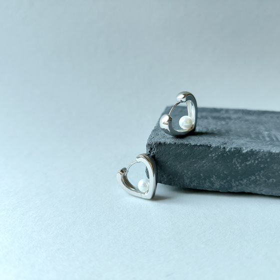 Silver earrings with pearls