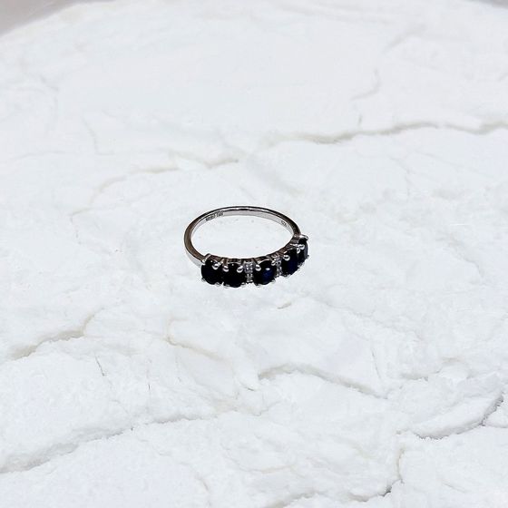 Серебряное кольцо с сапфиром, фианитами