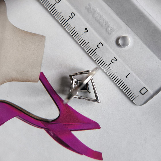 Серебряное кольцо с сапфиром 1.755ct, фианитами