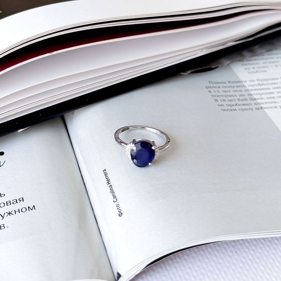 Срібна каблучка з сапфіром 3.873ct, фіанітами